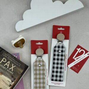 بند پستونک پارچه‌ای چهارخونه| سبک، ایمن و مناسب سیسمونی نوزاد