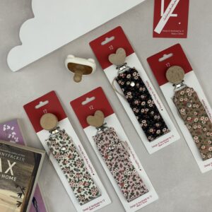 بند پستانک پارچه‌ای گل‌گلی | سبک، ایمن و دخترانه