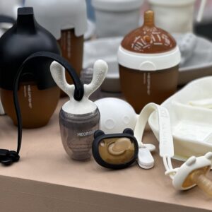 پستانک دوعددی سفید و مشکی (روز و شب) با قاب استریل کننده هی اور شی heorshe